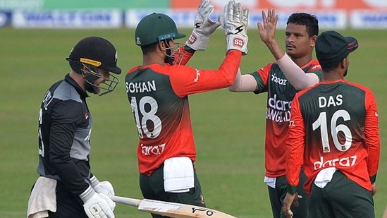 Bangladesh's cricketers celebrate after the dismissal of New Zealand's Tom Blundell. (Getty Images)