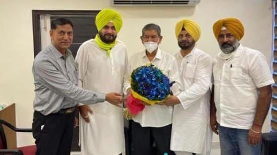 Punjab Congress leaders, led by Navjot Singh Sidhu, welcoming AICC in-charge of state affairs Harish Rawat in Chandigarh on Tuesday. (HT Photo) Punjab Congress leaders, led by Navjot Singh Sidhu, welcoming AICC in-charge of state affairs Harish Rawat in Chandigarh on Tuesday. (HT Photo)