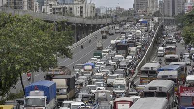 Mumbai, India - June 29, 2020: Heavy traffic on Western Express Highway due to police Naka Bandi at Borivali during lockdown for Covid-19 pandemic in Mumbai, India, on Monday, June 29, 2020. (Photo by Satyabrata Tripathy/Hindustan Times) (HT File) Mumbai, India - June 29, 2020: Heavy traffic on Western Express Highway due to police Naka Bandi at Borivali during lockdown for Covid-19 pandemic in Mumbai, India, on Monday, June 29, 2020. (Photo by Satyabrata Tripathy/Hindustan Times) (HT File)