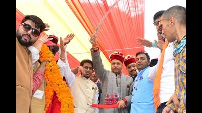 Chief minister Jai Ram Thakur being welcomed during a public meeting at Rampur in Shimla district on Thursday. (HT PHOTO)