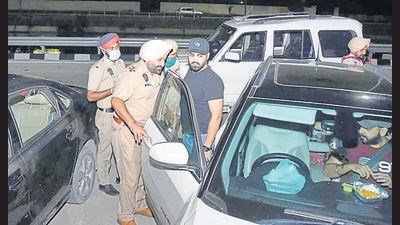 Ludhiana police teams turned up outside eateries and started rounding up those drinking inside their cars. (HT Photo)