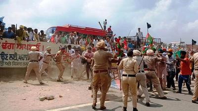 The protesting farmers, however, claimed that they were trying to peacefully enter the rally venue when police used force on them (HT photo)
