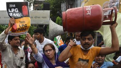 West Bengal Pradesh Youth Congress supporters stage a protest against price hike of LPG cylinder, in Kolkata, on Thursday. (Samir Jana/HT photo)