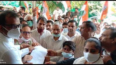 Congress workers marched to the Mini Secretariat and submitted a memo addressed to the Haryana governor.