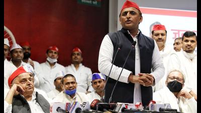 Samajwadi Party national president Akhilesh Yadav addressing Jankranti Yatra participants in Lucknow on Thursday. SP chief patron Mulayam Singh Yadav also present at the function. (Sourced) Samajwadi Party national president Akhilesh Yadav addressing Jankranti Yatra participants in Lucknow on Thursday. SP chief patron Mulayam Singh Yadav also present at the function. (Sourced)