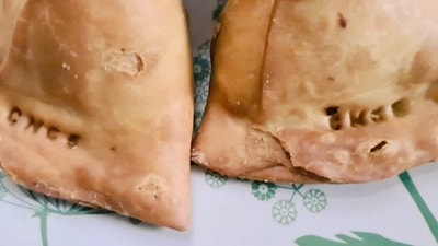 The image shows samosas with serial numbers. (Twitter/@nitinmisra)