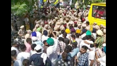Farmers blocking Sukhbir Badal’s cavalcade in Mattewara. (Representative Image/HT File)
