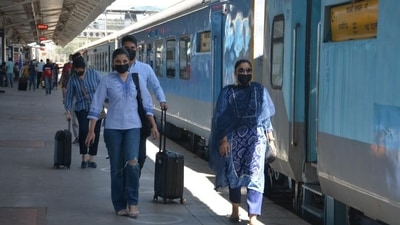 Passengers boarding the afternoon Shatabdi Express at the Chandigarh railway station. (Sant Arora/HT) Passengers boarding the afternoon Shatabdi Express at the Chandigarh railway station. (Sant Arora/HT)
