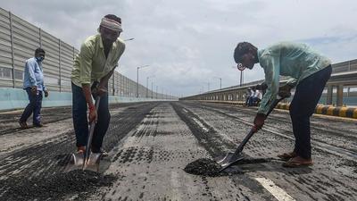 Repair work underway on Ghatkopar-Mankhurd Link Road on Thursday. (Pratik Chorge/HT PHOTO) Repair work underway on Ghatkopar-Mankhurd Link Road on Thursday. (Pratik Chorge/HT PHOTO)