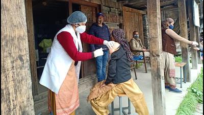 A health worker inoculates a resident of a remote village in Shimla. (HT PHOTO) A health worker inoculates a resident of a remote village in Shimla. (HT PHOTO)