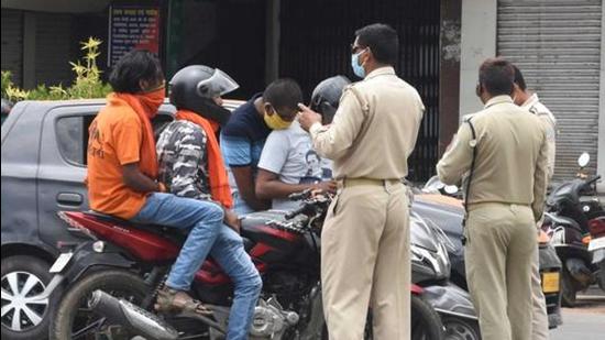 Police screen commuters for lockdown restriction violations, at MG road in Ranchi on May 27, 2020. (HT archive)