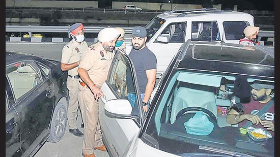 Ludhiana police teams turned up outside eateries and started rounding up those drinking inside their cars. (HT Photo)