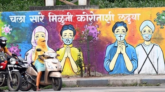 Murals urging commuters to wear masks in Pune. (Kalpesh Nukte/HT PHOTO)