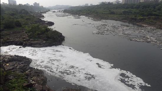 Water pollution in Mula river at Kalyani Nagar in Pune. (HT PHOTO)