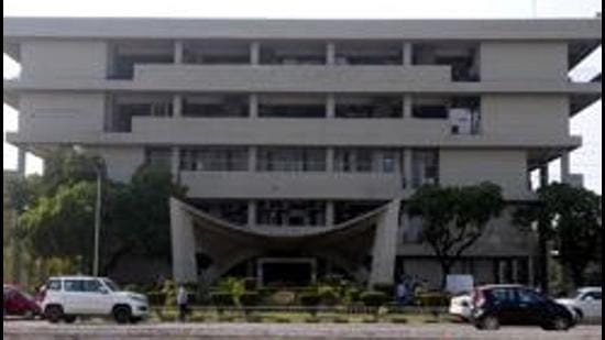 On the last hearing on August 12, the court had observed that it had full faith in the vice-chancellor of Panjab University and appreciated his efforts for holding the elections. The matter will now be taken up on September 13 with PU seeking time to examine the issue. (HT FILE PHOTO)