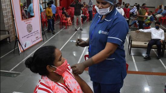 Health workers inoculate a beneficiary against Covid-19 at Mahim, on Thursday. (BHUSHAN KOYANDE/HT PHOTO) Health workers inoculate a beneficiary against Covid-19 at Mahim, on Thursday. (BHUSHAN KOYANDE/HT PHOTO)