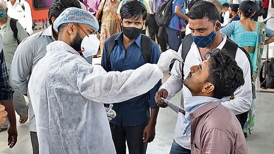 As many as 37,163 samples were tested for the viral disease on Thursday taking the total count to 9.32 million.(Bhushan Koyande/ HT file photo)