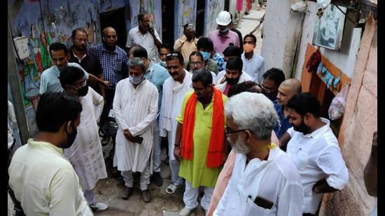 UP minister Dr Neelkanth Tiwari inspecting a lane in Dashashwamedh area of Varanasi. (HT PHOTO)