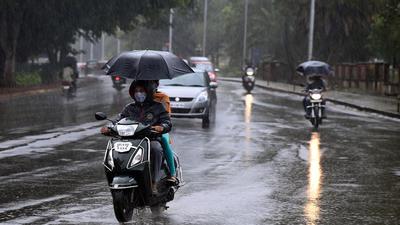 Motorist seen in rain near Necklace Garden, Bavdhan in Pune. (Kalpesh Nukte/HT PHOTO) Motorist seen in rain near Necklace Garden, Bavdhan in Pune. (Kalpesh Nukte/HT PHOTO)