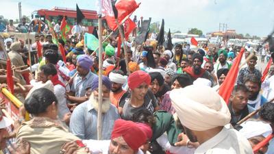 On Friday, farmers gathered at the new grain market and some of them handed over a memorandum to the authorities. (HT Photo)