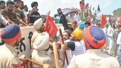 Police and farmers in Moga; farmers wanted to march to a venue where Sukhbir Singh Badal was present. (HT Photo)