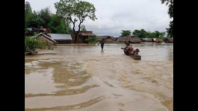 With the rise in the water level of the Rapti, 60 villages have been inundated in Balrampur. (HT) With the rise in the water level of the Rapti, 60 villages have been inundated in Balrampur. (HT)