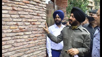 Chairman of the All India Anti-Terrorist Front (AIATF) Maninderjit Singh Bitta at the Jallianwala Bagh on Friday. (Sameet Sehgal/HT)