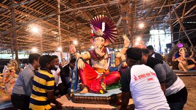 Devotees carry an idol of Lord Ganesha from a workshop to a pandal at Kandivli. (Satish Bate/HT PHOTO) Devotees carry an idol of Lord Ganesha from a workshop to a pandal at Kandivli. (Satish Bate/HT PHOTO)