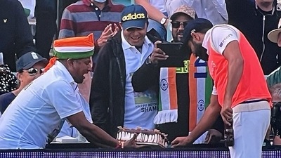 Mohammed Shami cuts the birthday cake with fans.&nbsp; (Screengrab/Twitter)