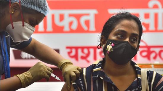 A health worker inoculates a woman against Covid at a vaccination centre at Dadar in Mumbai. (Satish Bate/HT PHOTO)