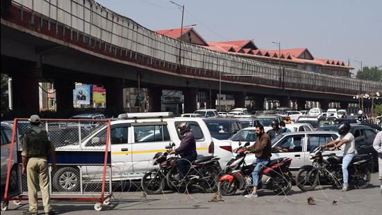 Security personnel check vehicles near the residence of separatist leader Syed Ali Shah Geelani after his death at the age of 92, in Srinagar on Thursday, September 2. (ANI)