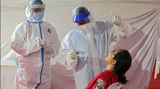 Health workers at Covid 19 testing center in Pune. (Ravindra Joshi/HT PHOTO)