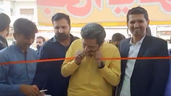 Social media users shared the video which immediately created a buzz on the internet. (Twitter / @Fayazchohanpti)
