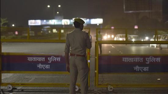 Police personnel drawing out barricading at the DND Flyway. (Sunil Ghosh / HT Photo)