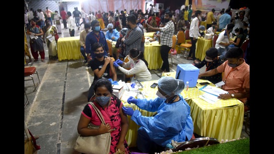 Mass vaccination drive conducted in Mumbai on Friday. (Vijay Bate/HT Photo)