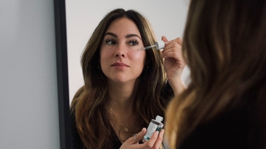 Retinoids: Retinol, retinal aldehyde, and retinyl esters can be used to reduce acne and acne scarring. It helps reduce fine lines and wrinkles, improve skin texture, even skin tone and provide hydration to the skin. Doctors often suggest breastfeeding mothers to avoid using products with this ingredient. If you have extremely sensitive skin then use over-the-counter retinol. (Unsplash)