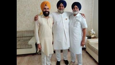 Shiromani Akali Dal chief Sukhbir Singh Badal with former minister Sikander Singh Maluka (right) and his son Gurpreet Singh Maluka in Chandigarh on Saturday. (HT Photo) Shiromani Akali Dal chief Sukhbir Singh Badal with former minister Sikander Singh Maluka (right) and his son Gurpreet Singh Maluka in Chandigarh on Saturday. (HT Photo)