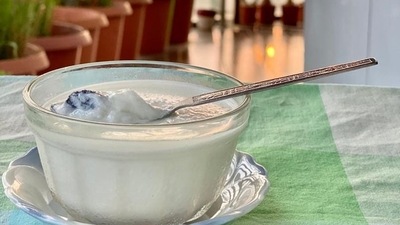 Rujuta Diwekar herself shared the steps of making the curd-raisin combination. In an Instagram video, she directed, “Take a bowl of warm milk preferably fresh and full fat, add 4-5 raisins to it (preferably black raisins). Take a small drop of dahi, even better buttermilk, and add that to the milk. Stir it multiple times (grandmothers say 32 times). Cover it with a lid and set it aside for up to 8-12 hrs. When the top layer appears thick, the curd is ready to eat. Have it with lunch or as a mid-meal 3-4pm post lunch.” (Instagram/jinals89)