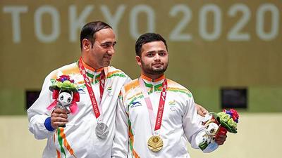 Gold medallist Manish Narwal and silver medallist Sighraj Singh of India during the presentation ceremony of the P4-Mixed 50m Pistol Shooting event at the Tokyo Paralympics on Saturday. (PTI Photo)