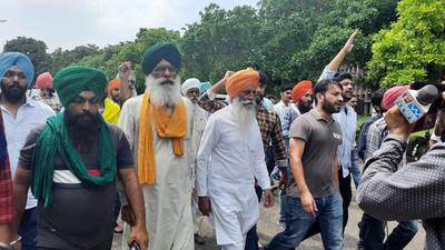 Farmer leaders Gurnam Singh Chaduni and Surjit Singh Phul at the Panjab University campus in Chandigarh on Saturday. (HT Photo)