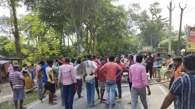 Agitated villagers blocked Motihari-Pakaridayal road for hours in protest on Saturday. (HT Photo)