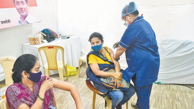 A health worker inoculates a beneficiary at a vaccination centre in Prabhadevi on Saturday. (Bhushan Koyande/HT PHOTO) A health worker inoculates a beneficiary at a vaccination centre in Prabhadevi on Saturday. (Bhushan Koyande/HT PHOTO)