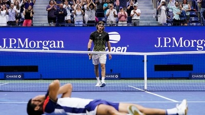 Stefanos Tsitsipas, top, of Greece, walks to the net after losing to Carlos Alcaraz, of Spain. (AP) Stefanos Tsitsipas, top, of Greece, walks to the net after losing to Carlos Alcaraz, of Spain. (AP)