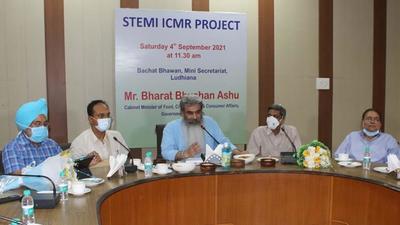 Punjab food, civil supplies and consumer affairs minister Bharat Bhushan Ashu (centre) during the launch of ICMR-funded project in Ludhiana on Saturday. (HT Photo)