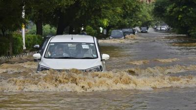 Vehicles wade through a waterlogged stretch near Sector 22, Dwarka, on September 1. IMD has predicted another intense rain spell over Delhi and adjoining areas between September 6 and 10. (Vipin Kumar/HT PHOTO) Vehicles wade through a waterlogged stretch near Sector 22, Dwarka, on September 1. IMD has predicted another intense rain spell over Delhi and adjoining areas between September 6 and 10. (Vipin Kumar/HT PHOTO)