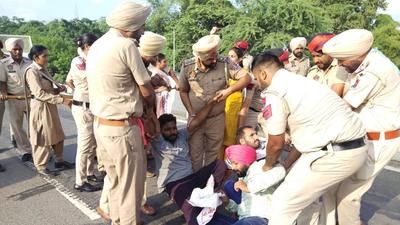Aspiring teachers holding a protest in Sangrur on Saturday, with police removing them from the roads. (HT Photo) Aspiring teachers holding a protest in Sangrur on Saturday, with police removing them from the roads. (HT Photo)