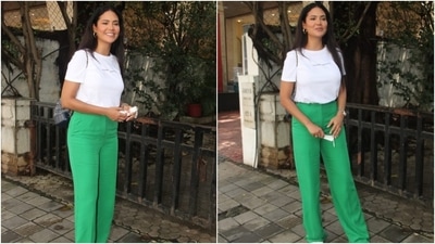 Esha chose a crew neck classic white top to enjoy her outing in Mumbai. She wore the classic half-sleeved printed blouse by tucking it inside her pants. (HT Photo/Varinder Chawla)