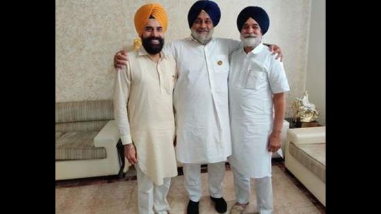 Shiromani Akali Dal chief Sukhbir Singh Badal with former minister Sikander Singh Maluka (right) and his son Gurpreet Singh Maluka in Chandigarh on Saturday. (HT Photo)