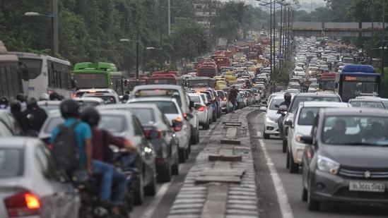 Despite traffic signals, the barricades at the spot confuse the commuters who often come in each other’s way leading to snarls.(HT Photo) Despite traffic signals, the barricades at the spot confuse the commuters who often come in each other’s way leading to snarls.(HT Photo)
