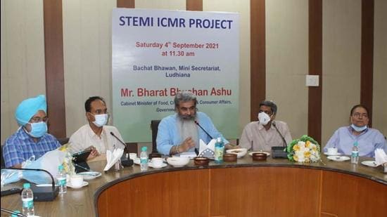 Punjab food, civil supplies and consumer affairs minister Bharat Bhushan Ashu (centre) during the launch of ICMR-funded project in Ludhiana on Saturday. (HT Photo)